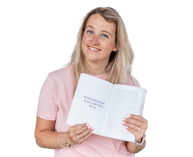 Vrouw met lang blond haar houdt een open boek vast met de tekst "Ik heb geleerd dat je met spijt niets koopt." Ze glimlacht en draagt een roze T-shirt.